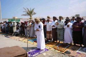 أبناء سقطرى يؤدون صلاة الجمعة في ساحة الاعتصام المفتوح تحت شعار 