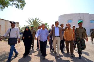 محافظ العاصمة عدن يتفقد سير العمل بإدارتي الطرق والإنارة ويوجّه بتسريع إنجاز المشاريع