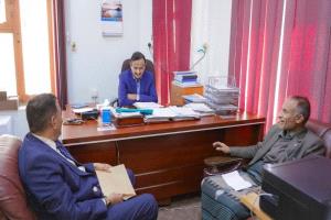 المحافظ بن الوزير يطّلع على أوضاع مديرية مرخة العليا ويؤكد رفع مستوى الأداء وتحسين الخدمات وتعزيز الاستقرار.