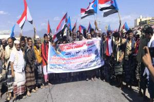 انطلاق موكب جماهيري حاشد لأبناء قبائل باكازم من أبين إلى عدن دعمًا للمجلس الانتقالي الجنوبي