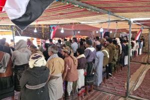 أبناء شبوة يؤدّون صلاة الجمعة في مخيم الاعتصام تحت شعار 