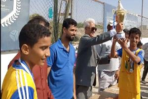 الصف التاسع بمدارس النهضة يحصد كأس دوري الذكرى الـ 58 للإستقلال الوطني بمدينة جعار