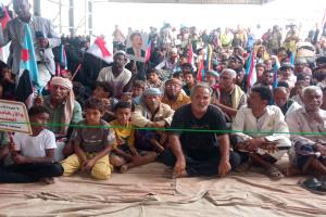 في مشهد أعاد إلى الأذهان تاريخ مدينة زنجبار النضالي..السلطات المحلية بأبين تلتحم بالحشود المطالبة بإستعادة الدولة الجنوبية في مخيم الأعتصام المفتوح بمدينة زنجبار