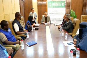 وزير الصحة يبحث مع الهيئة الطبية الدولية تعزيز التدخلات الصحية ويتسلم سيارتي إسعاف