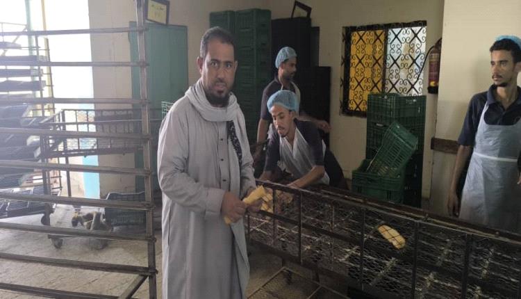 مدير عام مديرية خنفر "اليوسفي "يدشن إعادة عمل أفران عدن الخيرية في مدينة جعار