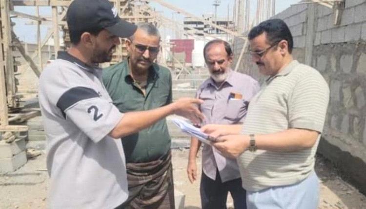 مدير عام المنصورة يتفقد مشروع "بناء صالة للألعاب لنادي أهلي عدن الرياضي"