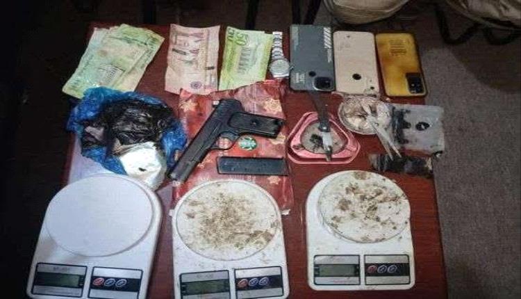 إدارة مكافحة المخدرات تضبط عصابة مسلحة تروّج الحشيش في المكلا