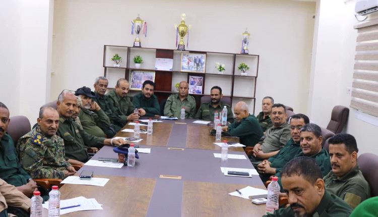 اللواء الشعيبي يترأس اجتماعًا أمنيًا لمناقشة جهود تعزيز أداء مراكز الشرطة بالعاصمة عدن