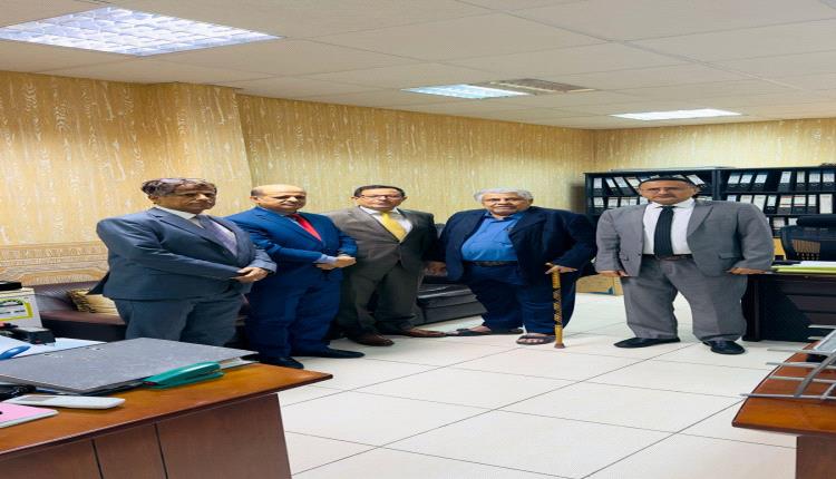 وكيل جهاز الأمن السياسي اللواء شعفل حسين علوي يزور القنصلية اليمنية بجدة ويطلع على سير العمل في الأقسام الخدمية