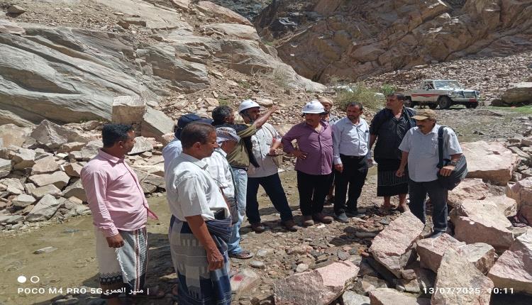 بتمويل دولي.. السلطة المحلية بيافع سرار والصندوق الاجتماعي يسلمان مشروع بناء حاجز مائي للجهة المنفذة
