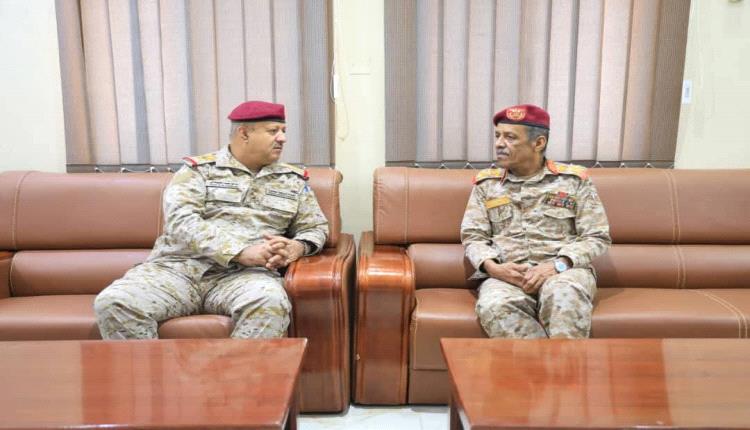 قائدي المنطقتين العسكريتين الأولى والثانية يبحثان تطورات الأوضاع الأمنية والعسكرية بمحافظة المهرة ويُقِران عدداً من الإجراءات العاجلة