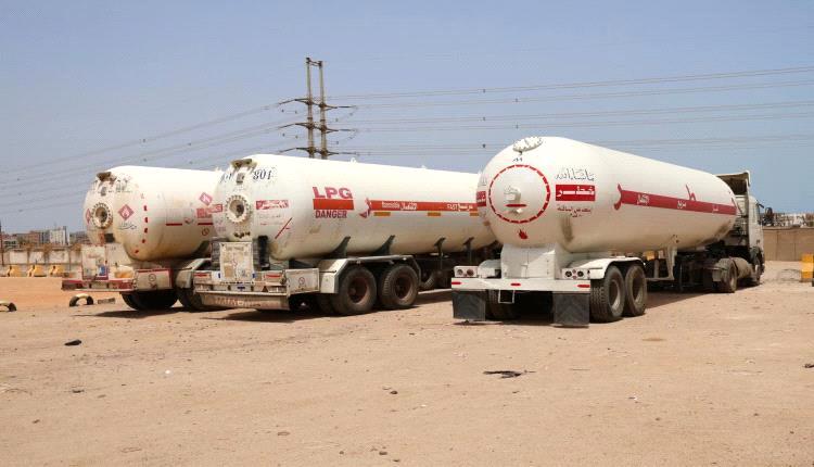 الشركة اليمنية للغاز توقف ممثلها في لحج وتغلق محطات في عدن على خلفية ضبط مقطورات أثناء تهريبها لمليشيا الحوثي