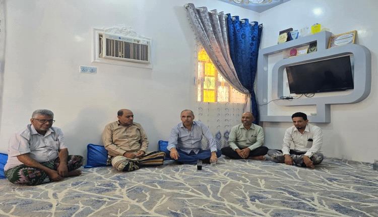مدير عام المؤسسة المحلية للمياه والصرف الصحي مناطق وادي حضرموت والصحراء يزور مدير فرع مياه شبام بن طالب ويطمئن على صحته