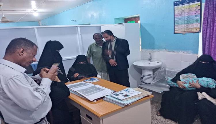 منسق برنامج شلل الأطفال في وزارة الصحة يزور مديرية أحور للإشراف على فرق التطعيم
