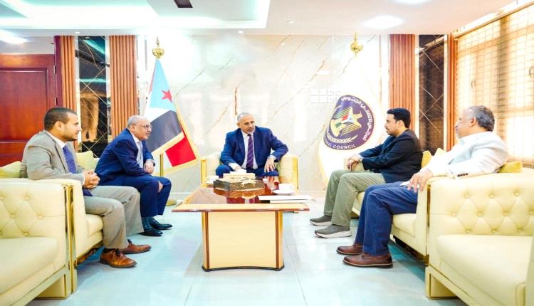 الرئيس.الزُبيدي يتفقد سير العمل ومستوى الانضباط الوظيفي بهيئات المجلس الانتقالي