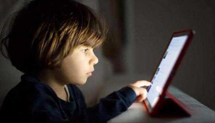 دراسة: الإفراط في النظر لشاشة الهاتف المحمول تؤثر على مهارات التعلم لدى الأطفال
