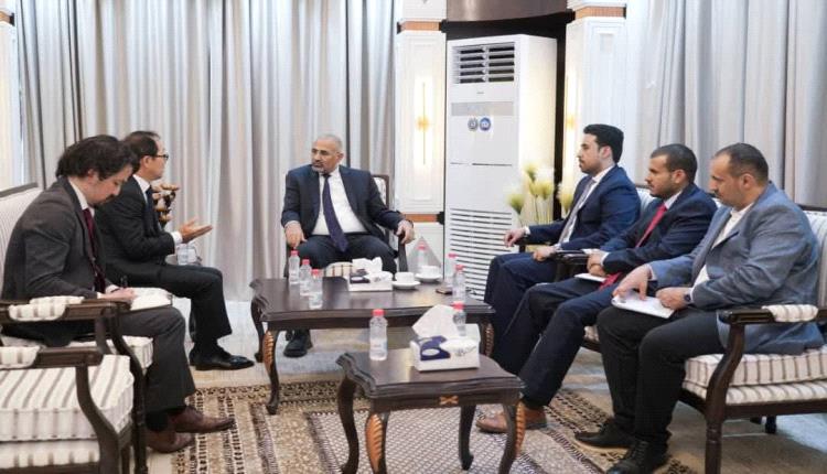 الرئيس القائد عيدروس الزُبيدي يناقش مع السفير الياباني سبل مضاعفة الدعم التنموي لبلادنا
