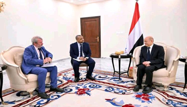 رئيس مجلس القيادة يشيد بالتدخلات الإنسانية لمنظمة اليونيسف