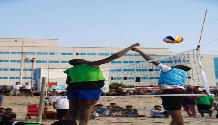 ينظمها انتقالي حضرموت .. انطلاق منافسات بطولة كرة الطائرة الشاطئية ضمن مهرجان البلدة