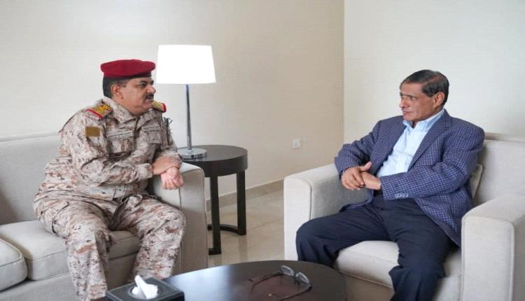 وزير الدفاع يطمئن على صحة اللواء البحسني بعد نجاح عمليته الجراحية