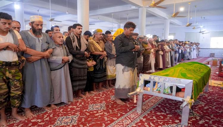 يتقدّمهم قيادات السلطة المحلية جموع غفيرة تشيّع مدير "كاك بنك" شبوة أحمد الجبيلي