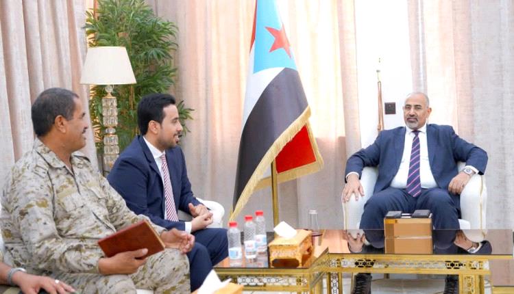 الرئيس الزُبيدي يرأس اجتماعًا بقيادة قوات دفاع شبوة