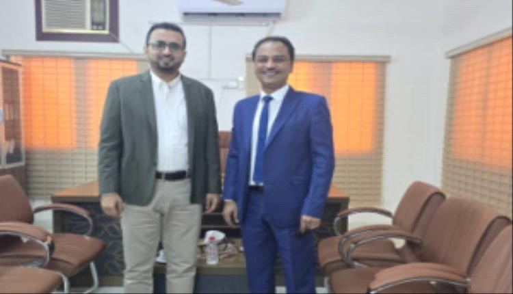 باعوم يسلم رئيس هيئة الأراضي العولقي ملفًا موثقًا بوقائع فساد جسيم في أراضي الدولة بعدن