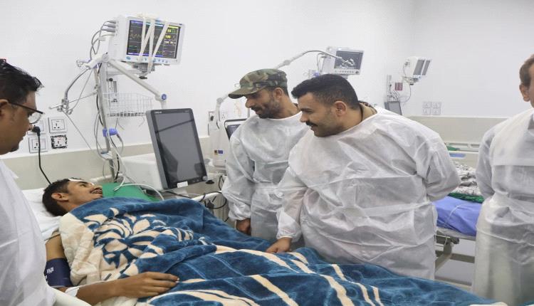 العميد سياف المعكر يتفقد جرحى اللواء السادس دعم وإسناد في المستشفى العسكري في عدن