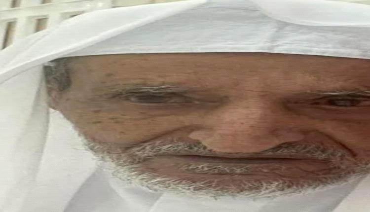 رئيس نادي يافع الرياضي يُعزِّي الكابتن محمد شيخ بن عبادي السعدي في وفاة والده