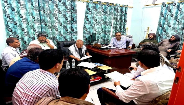 لجنة المناقصات بمحافظة شبوة تستعرض عطاءات مناقصة توريد أدوية لمركز الأورام