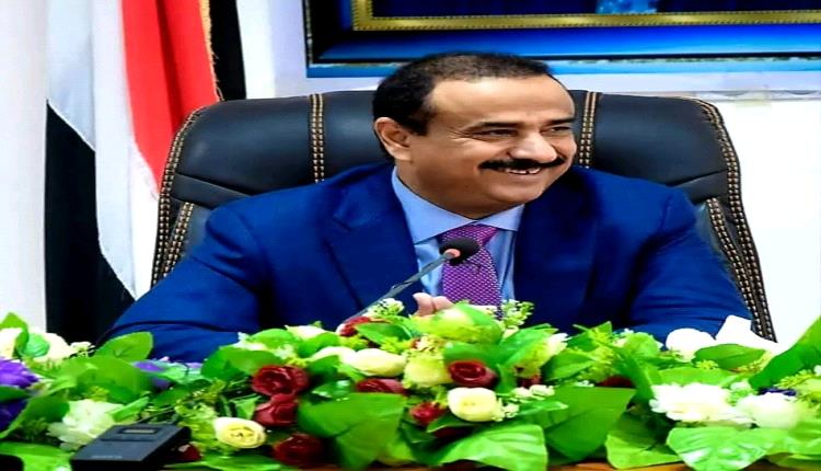 المحافظ بن الوزير يهنئ الطالب بلال الشيخ لتصدره نتائج الثانوية العامة على مستوى الجمهورية