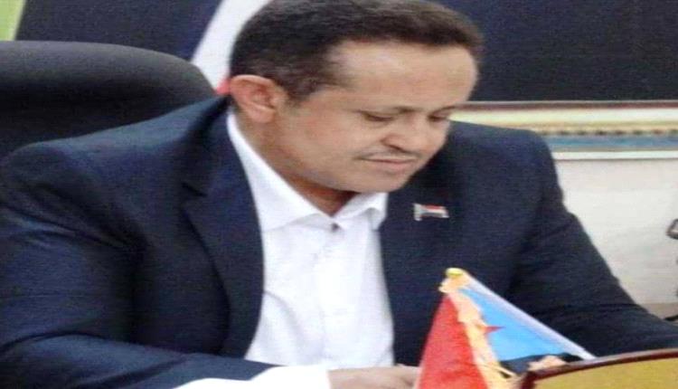 رئيس انتقالي لحج ، الحالمي يعزي الصحفي عزت الحاوي  في وفاة  شقيقته