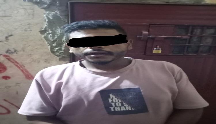 أمن لودر يلقي القبض على متهم بسرقة أسلاك الكهرباء.
