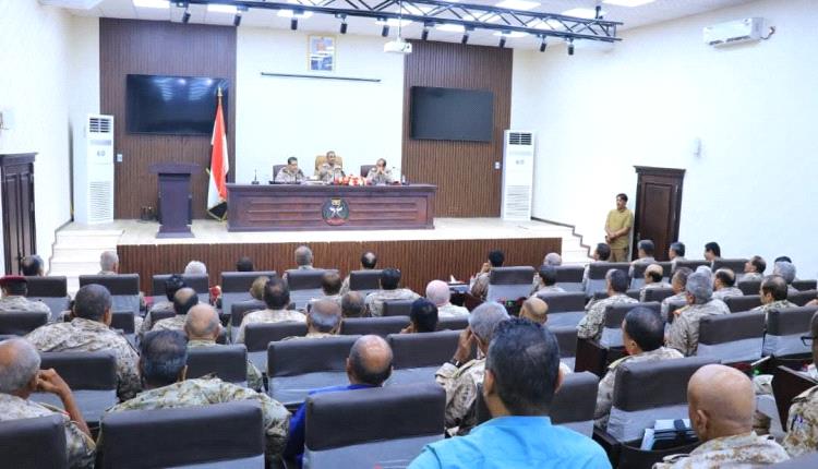 رئيس هيئة الأركان يترأس اجتماعاً موسعاً بقادة الهيئات والدوائر والمناطق والمحاور العسكرية
