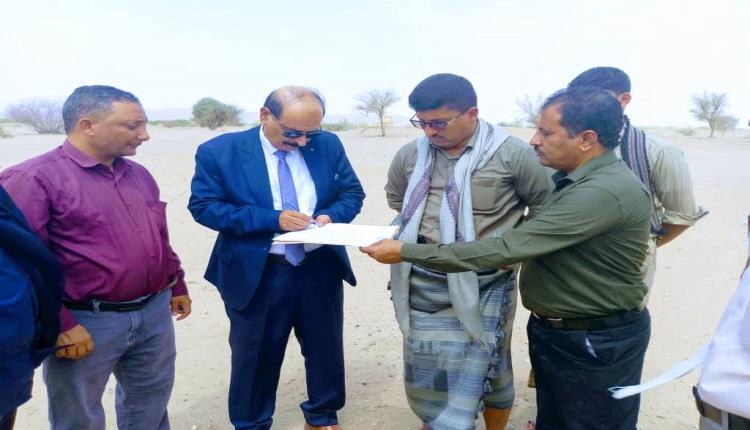 برعاية المحافظ بن الوزير.. تسليم موقع مشروع تعزيز مياه مدينة نصاب بتمويل كويتي