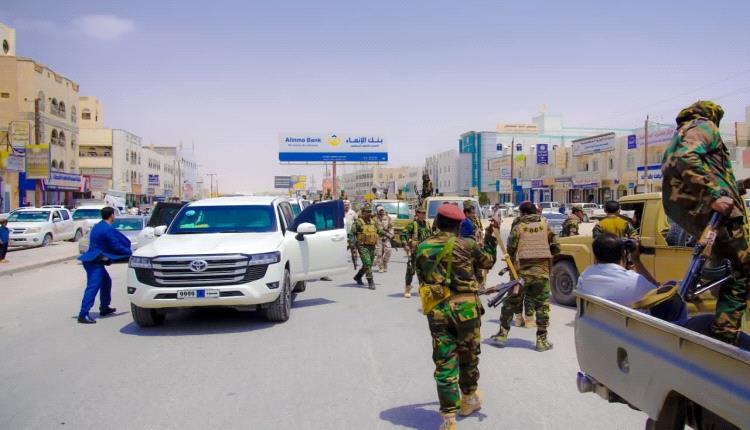 المحافظ بن الوزير يوقف مخالف مروري ويوجّه رسالة حازمة ويشدد على تعزيز الانضباط المروري بشوارع عتق