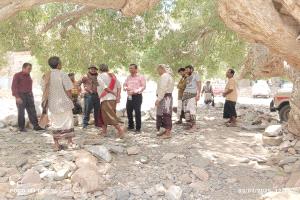 في ظل أزمة عطش خانقة.. مدير مديرية سرار يافع يتفقد مناطق 