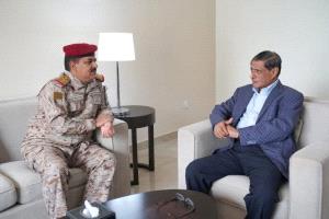 وزير الدفاع يطمئن على صحة اللواء البحسني بعد نجاح عمليته الجراحية