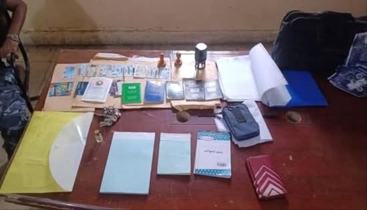 أمن المكلا يقبض على متهم بسرقة مقتنيات من سيارات