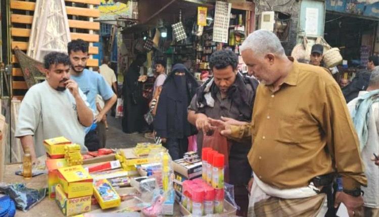 الشرطة تشن حملة مكثفة لضبط الألعاب النارية في أسواق مديرية صيرة