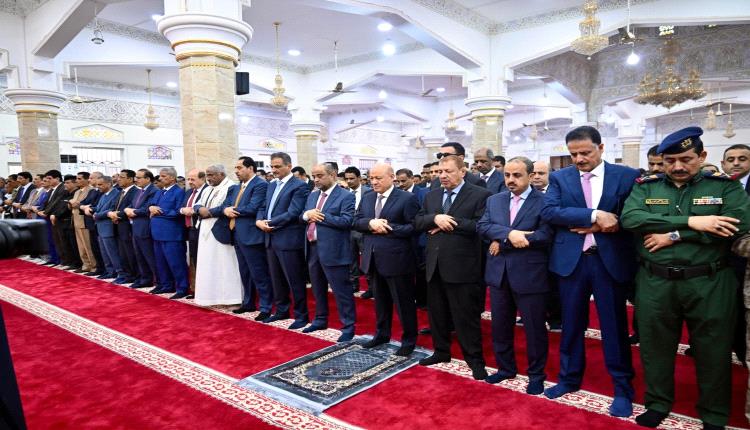 رئيس مجلس القيادة يؤدي في عدن مع جموع المصلين صلاة عيد الأضحى المبارك