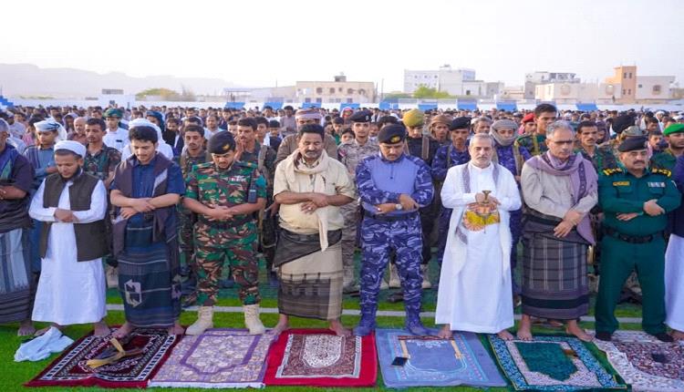 وكيل محافظة شبوة يؤدي صلاة عيد الأضحى المبارك مع جموع المصلين ويستقبل المهنئين في مدينة عتق