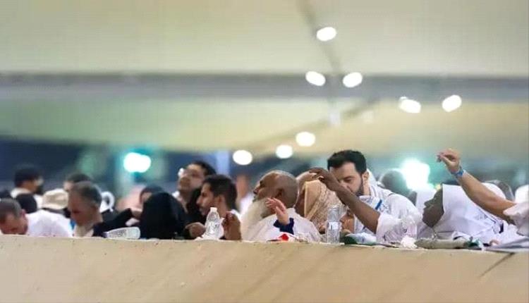 توافد الحجاج لمشعر منى لرمي جمرة العقبة الكبرى