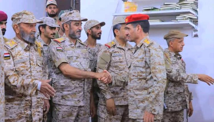 رئيس هيئة الأركان العامة يؤدي صلاة عيد الأضحى ويستقبل المهنئين بمارب