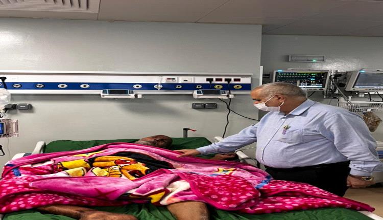 خلال زيارته العيدية.. مدير الصحة بعدن يتفقد المستشفيات والمرافق الصحية بالمعلا