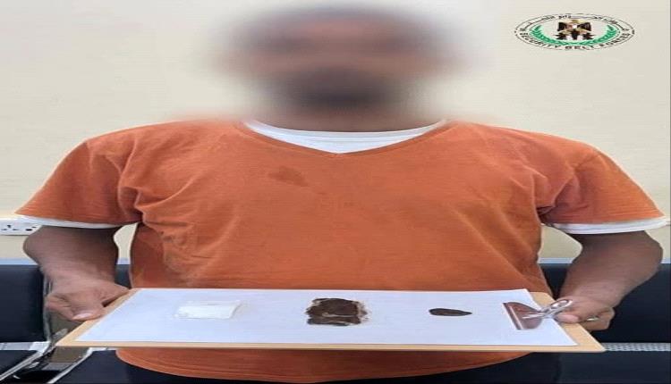 قوات الحزام الأمني تضبط مروج مخدرات في مديرية المنصورة بعد بلاغات من المواطنين