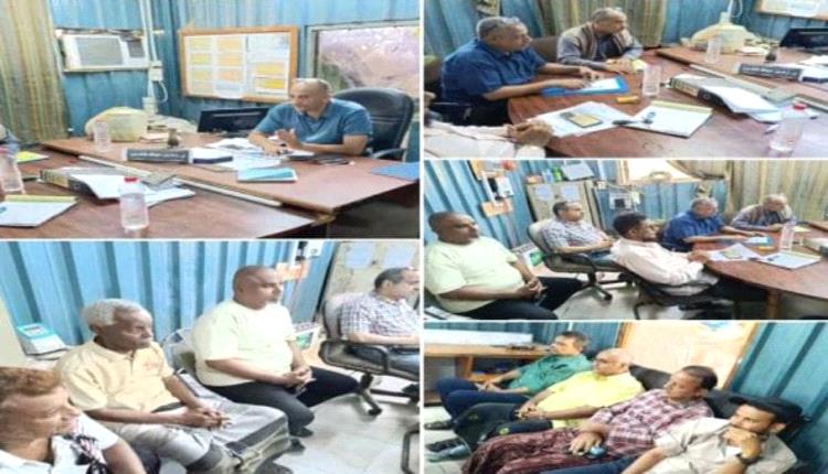 مؤسسة المياه بعدن تناقش خطة العمل بعد إجازة العيد وتحديات التوزيع في المناطق الجبلية