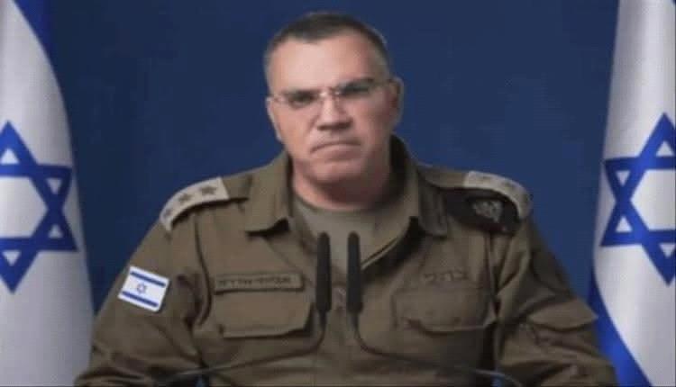 يد من نار".. أدرعي يرد على "ذباب إلكتروني" نشر تدوينات عن يده المرتجفة