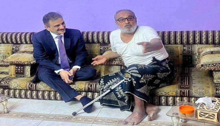 لملس يزور الفنان قاسم عمر ويوجّه بتحمل تكاليف علاجه