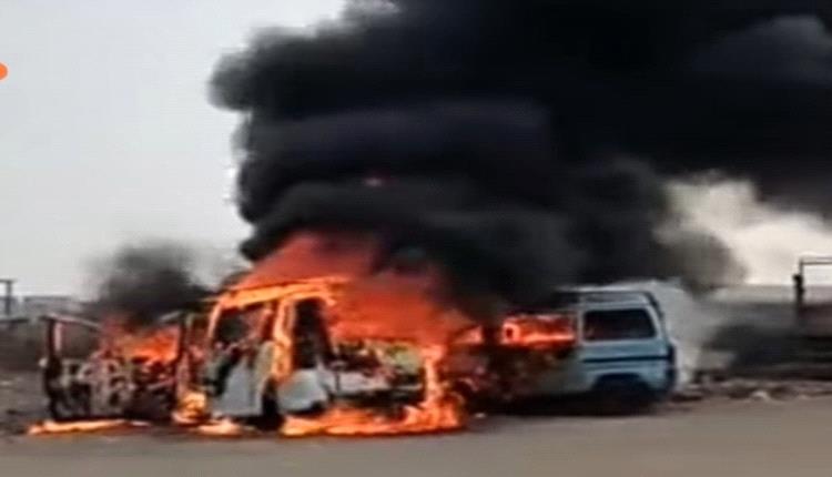 النيران تلتهم باصين يعملان بالغاز في عدن
